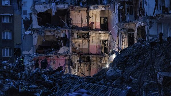 Разрушенное в результате землетрясения здание в Турции - Sputnik Кыргызстан