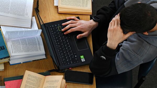 Студент работает за ноутбуком. Архивное фото - Sputnik Кыргызстан