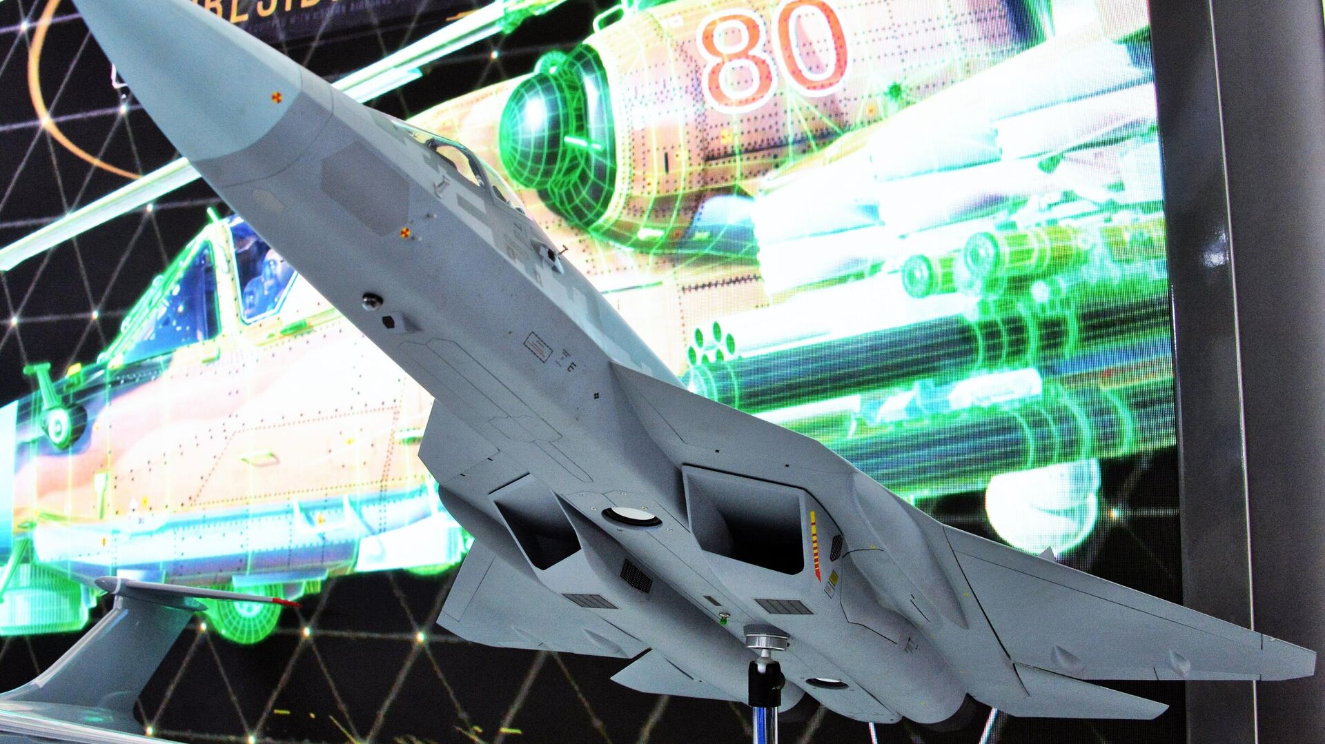 Макет многофункционального истребителя пятого поколения Су-57, представленный на 14-й международной авиакосмической выставке Aero India 2023 на авиабазе Елаханка в Бангалоре. - Sputnik Кыргызстан, 1920, 21.02.2023