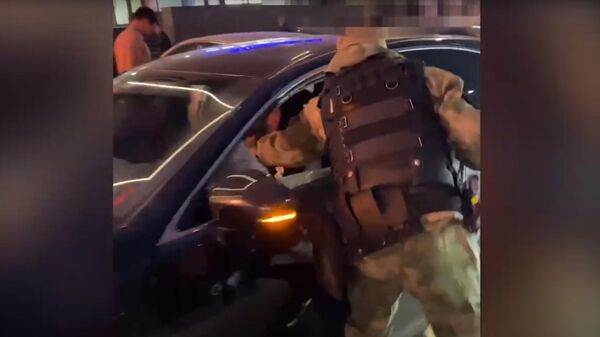 Спецназ менен милиция Бишкектин борборунда атайын операция жүргүздү. Видео - Sputnik Кыргызстан