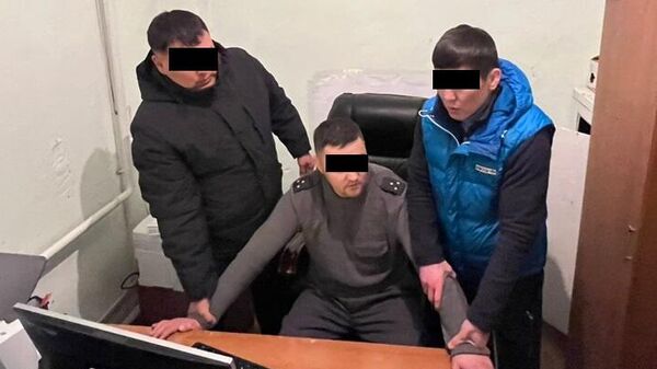 Задержали замглавы ОВД и следователя со взяткой в Нарыне  - Sputnik Кыргызстан