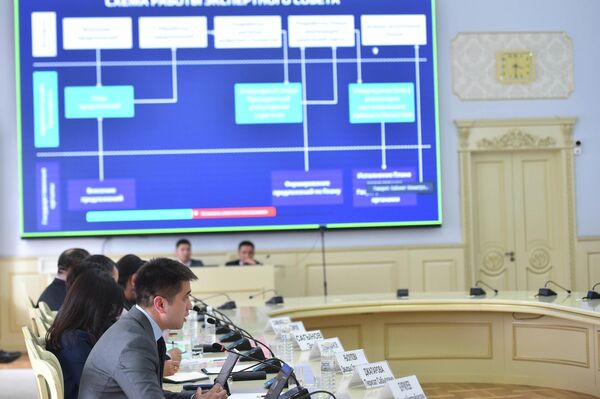 Жапаров рассказал, что администрацией президента принято решение сформировать независимый экспертный совет с привлечением профессионалов, имеющих большой опыт в таких сферах, как кибербезопасность, облачные и финансовые технологии, цифровая трансформация - Sputnik Кыргызстан