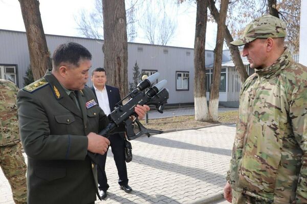 Ташиев также ознакомился с поступившим в распоряжение подразделения вооружением, оснащением и проверил вооружение на боеготовность - Sputnik Кыргызстан