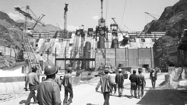 Строительство Курпсайской гидроэлектростанции. Архивное фото - Sputnik Кыргызстан