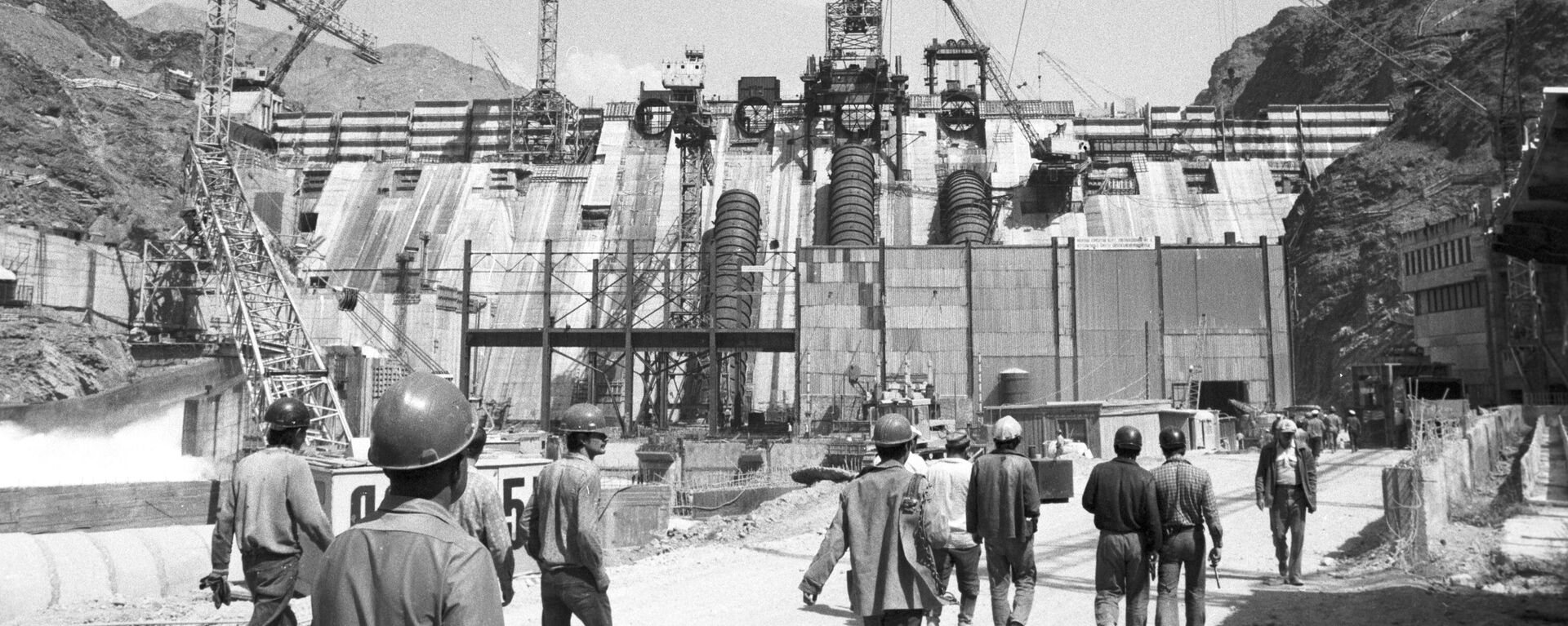 Строительство Курпсайской гидроэлектростанции. Архивное фото - Sputnik Кыргызстан, 1920, 08.11.2023
