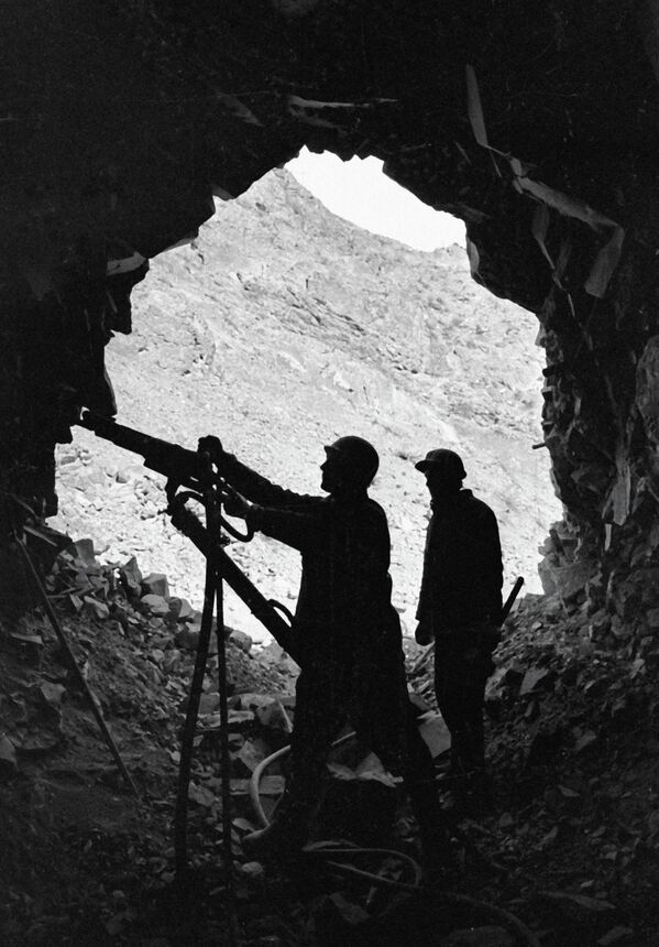 Бургулоочулар траспорттук тоннелге чыйыр салууда. 1976-жыл. - Sputnik Кыргызстан