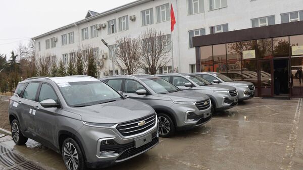Вручение служебных автомашин руководителям местных органов власти Баткенской области - Sputnik Кыргызстан