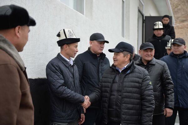 Глава кабмина Акылбек Жапаров во время рабочей поездки в Баткенскую область - Sputnik Кыргызстан