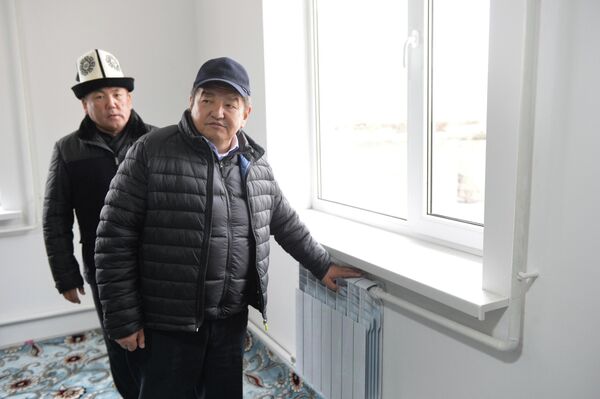 Во второй день поездки глава кабмина посетил дома, построенные в селах Капчыгай, Ак-Сай, Мин-Орук и Достук - Sputnik Кыргызстан