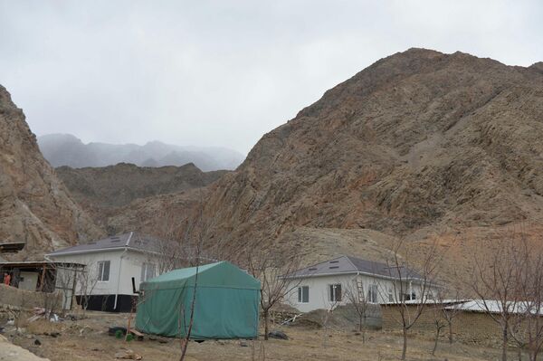 Жапаров ознакомился с качеством домов, построенных на месте разрушенных во время трагических событий на кыргызско-таджикской границе 14-17 сентября прошлого года - Sputnik Кыргызстан