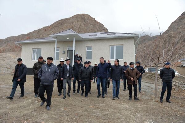 В пресс-службе кабмина рассказали, что на сегодня из запланированных 418 жилых домов завершено строительство 332. Из них 317 расположены в Баткенском районе. - Sputnik Кыргызстан