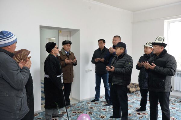 На встрече с местными жителями Жапаров заявил, что пока в Баткенской области не будет мира, пока регион не будет развиваться, все усилия властей будут сконцентрированы на решении этой задачи - Sputnik Кыргызстан
