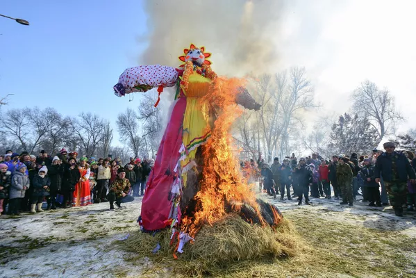 Кульминацией праздника стало сожжение чучела зимы - Sputnik Кыргызстан