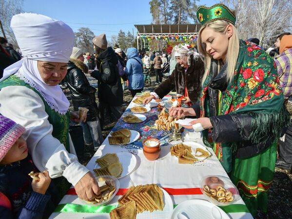 Праздничное мероприятие прошло возле храма имени Рождества Пресвятой Богородицы - Sputnik Кыргызстан