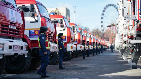 Россия передала Кыргызстану 40 пожарных автоцистерн марки КамАЗ - Sputnik Кыргызстан