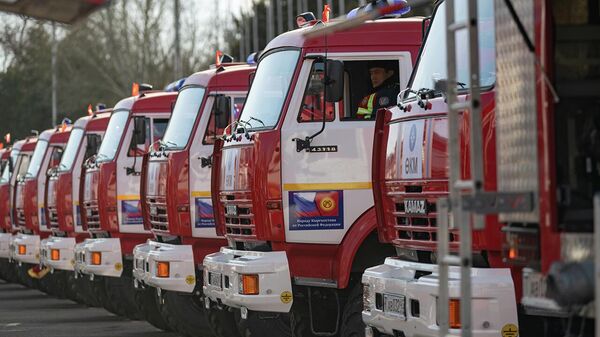 Россия Кыргызстанга өрт өчүрүүчү машиналарды тапшырды. Видео - Sputnik Кыргызстан