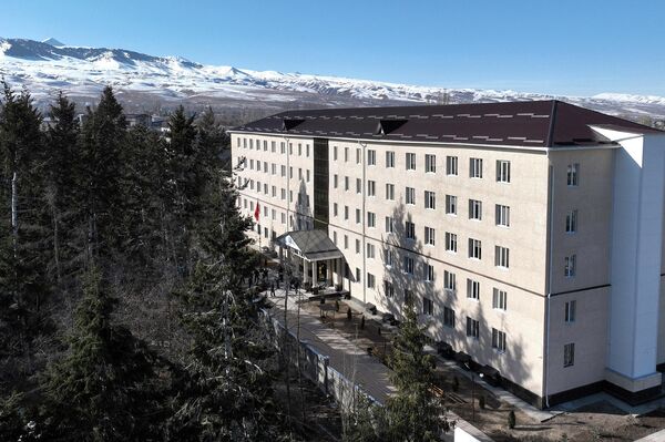 Ранее здание использовалось как казарма на 500 мест для солдат-пограничников, его капитальный ремонт начался в сентябре 2021 года - Sputnik Кыргызстан