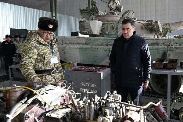 Жапаров осмотрел пункт технического обслуживания и ремонта бронетанковой техники (танков и БМП), автоматизированную систему подзарядки аккумуляторных батарей, отремонтированную бронетанковую и прочую технику - Sputnik Кыргызстан