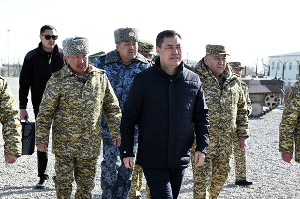 Президент Садыр Жапаров ознакомился с состоянием отдельной Центральной ремонтной базы вооружения и военной техники Министерства обороны, расположенной в Балыкчи - Sputnik Кыргызстан
