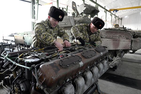 На базе проводятся работы по комплексному техническому обслуживанию и текущему ремонту вооружения и военной техники для поддержания их в готовности к применению по назначению - Sputnik Кыргызстан