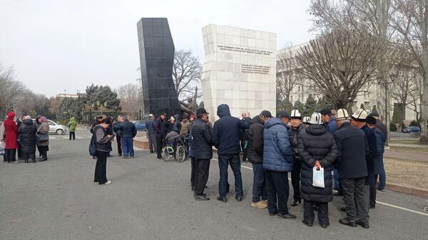 На площади Ала-Тоо собрались семьи погибших, а также граждане, которые пострадали в ходе Апрельской революции в 2010 году - Sputnik Кыргызстан