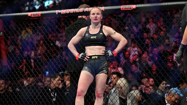 Валентина Шевченко после поражения от Алексы Грассо в бою за титул чемпиона на UFC 285 в Лас-Вегасе - Sputnik Кыргызстан