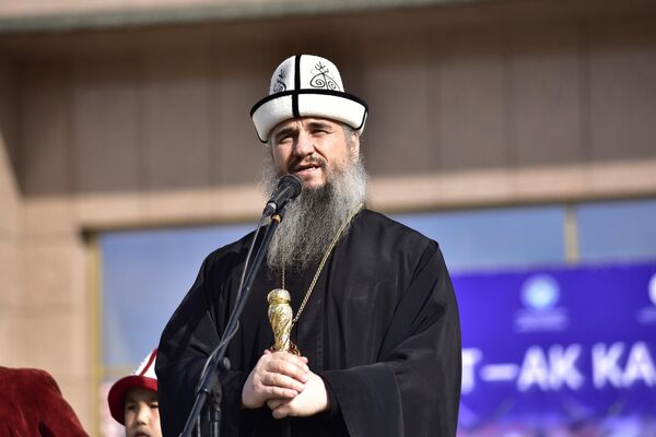 Епископ Савватий выступает на праздновании Дня ак калпака и национальной одежды - Sputnik Кыргызстан