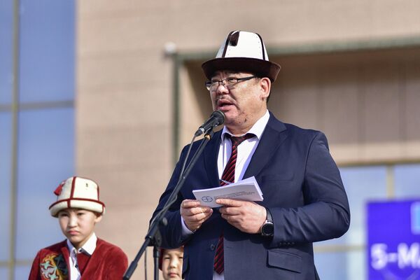 С речью на центральной площади выступил министр культуры Алтынбек Максутов - Sputnik Кыргызстан