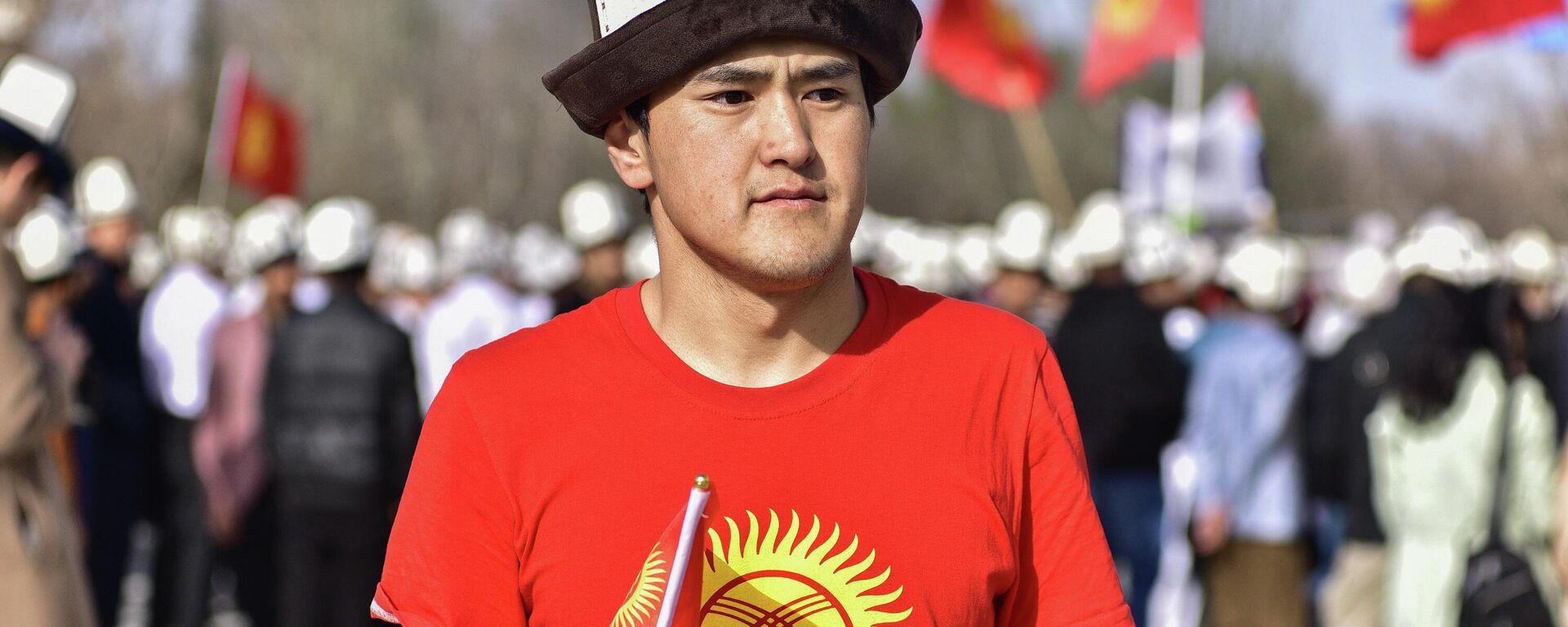 Парень с символикой флага КР на на площади Ала-Тоо в Бишкеке. Архивное фото - Sputnik Кыргызстан, 1920, 29.12.2023