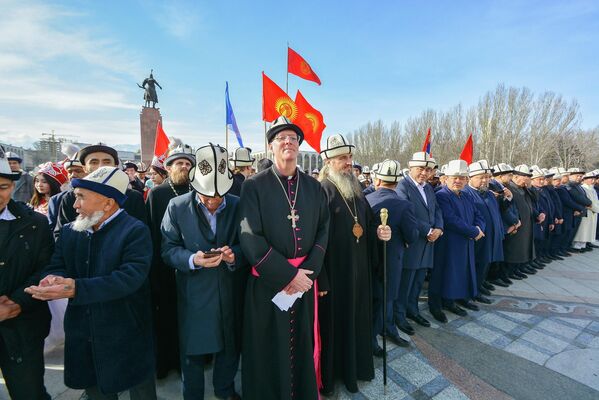 Представители религиозных движений на праздновании Дня ак калпака и национальной одежды - Sputnik Кыргызстан