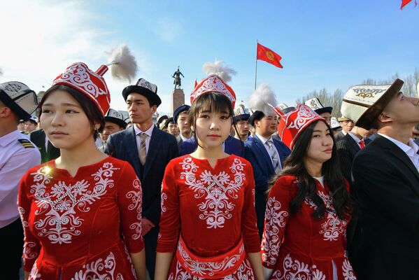 Девушки в традиционных нарядах на праздновании Дня ак калпака и национальной одежды - Sputnik Кыргызстан
