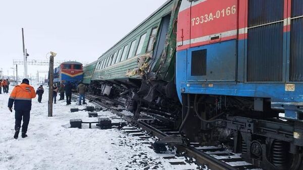 Столкновение локомотива с поездом Бишкек-Самара в Казахстане - Sputnik Кыргызстан