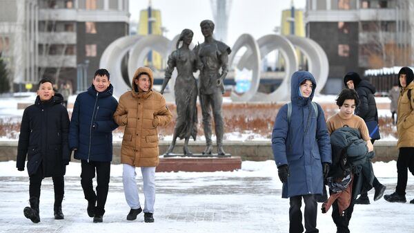 Астана шаарында көчөдө бараткан адамдар. Архив - Sputnik Кыргызстан