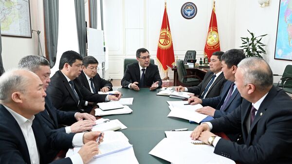 Президент Садыр Жапаров жер мунапысы боюнча кеңешме учурунда - Sputnik Кыргызстан
