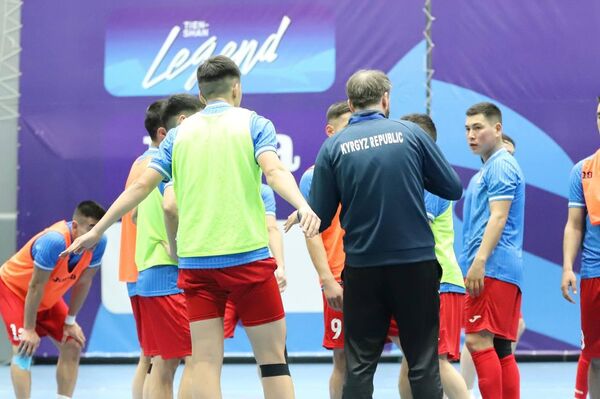 Молодежная сборная Кыргызстана по футзалу уступила команде России в первом товарищеском матче - Sputnik Кыргызстан