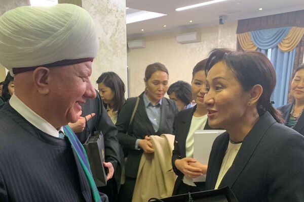 Айгуль Жапарова пригласила посетить Кыргызстан главу Духовного собрания мусульман России муфтия Альбира Крганова - Sputnik Кыргызстан