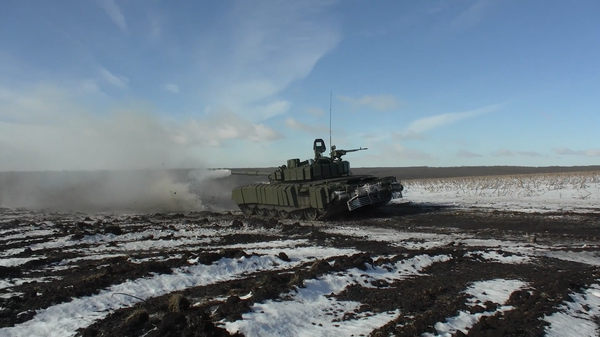 РФ Коргоо министрлиги Т-72 жана Т-90М Прорыв танкаларынын ишин көрсөттү. Видео - Sputnik Кыргызстан