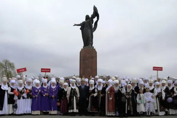 Участницы прошли от площади Ала-Тоо до памятника Уркуе Салиевой на пересечении проспекта Чуй и улицы Абдрахманова - Sputnik Кыргызстан