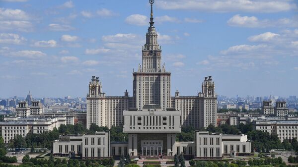 Вид на здание МГУ в Москве. Архивное фото - Sputnik Кыргызстан
