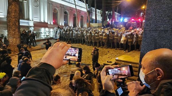 Сотрудники полиции перекрывают улицу у здания парламента Грузии в центре Тбилиси - Sputnik Кыргызстан
