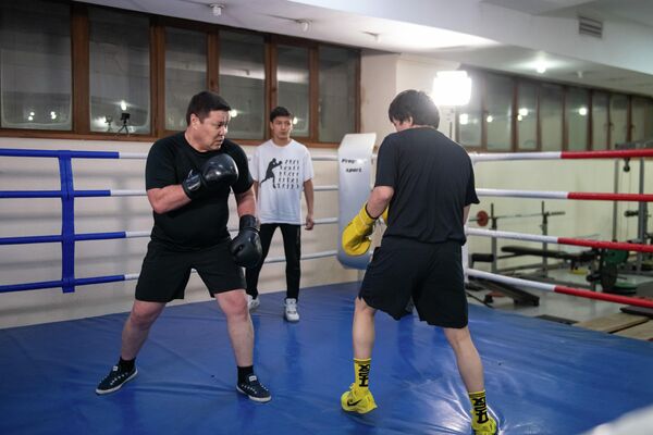 Талант Мамытов и Эркин Алымбеков во время боксерского поединка - Sputnik Кыргызстан