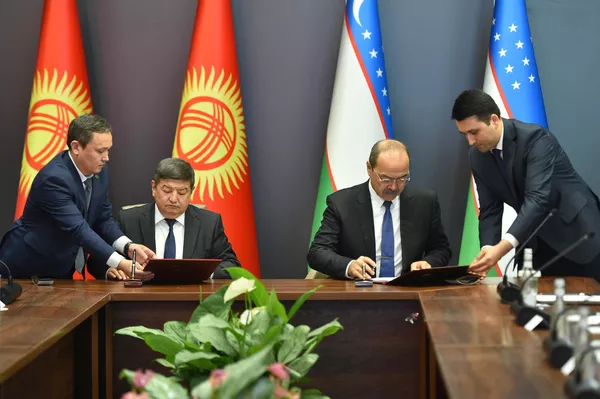 Какие документы подписаны по итогам визита главы кабмина Акылбека Жапарова в Узбекистан, рассказали в пресс-службе кабмина - Sputnik Кыргызстан