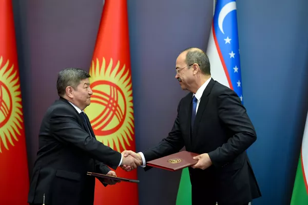Соглашения подписаны по итогам переговоров Акылбека Жапарова и премьер-министра РУз Абдуллы Арипова - Sputnik Кыргызстан