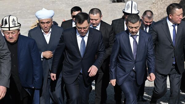 Президент Кыргызстана Садыр Жапаров и бизнесмен Хабибулла Абдукадыр на старте строительства мечети под Бишкеком - Sputnik Кыргызстан