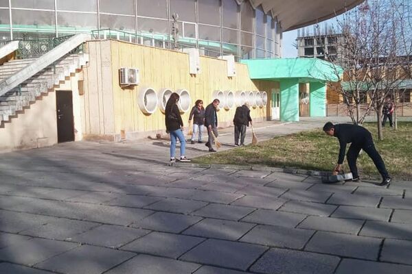 В рамках месячника по благоустройству и озеленению Бишкека прошел общегородской субботник - Sputnik Кыргызстан