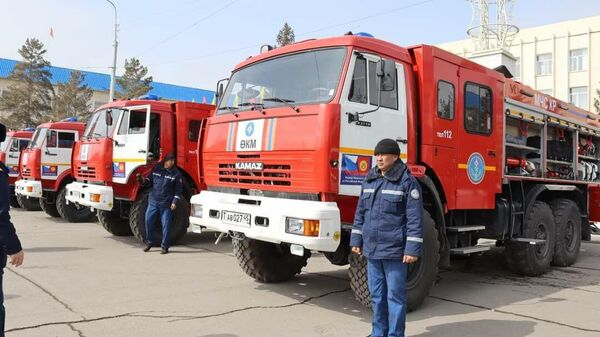 Семь из сорока пожарных автоцистерн, подаренных Кыргызстану Россией, были переданы в Нарынскую область - Sputnik Кыргызстан