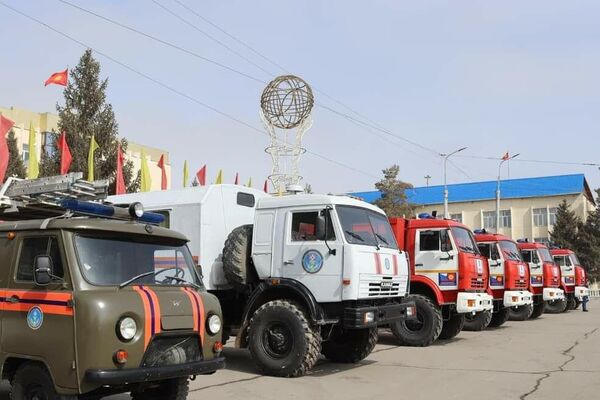 Семь из сорока пожарных автоцистерн, подаренных Кыргызстану Россией, доставили в Нарынскую область - Sputnik Кыргызстан