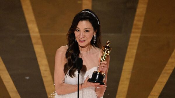 Малазийская актриса Мишель Йео получает награду за лучшую женскую роль в главной роли за фильм Все и везде сразу во время 95-й ежегодной премии Оскар  - Sputnik Кыргызстан