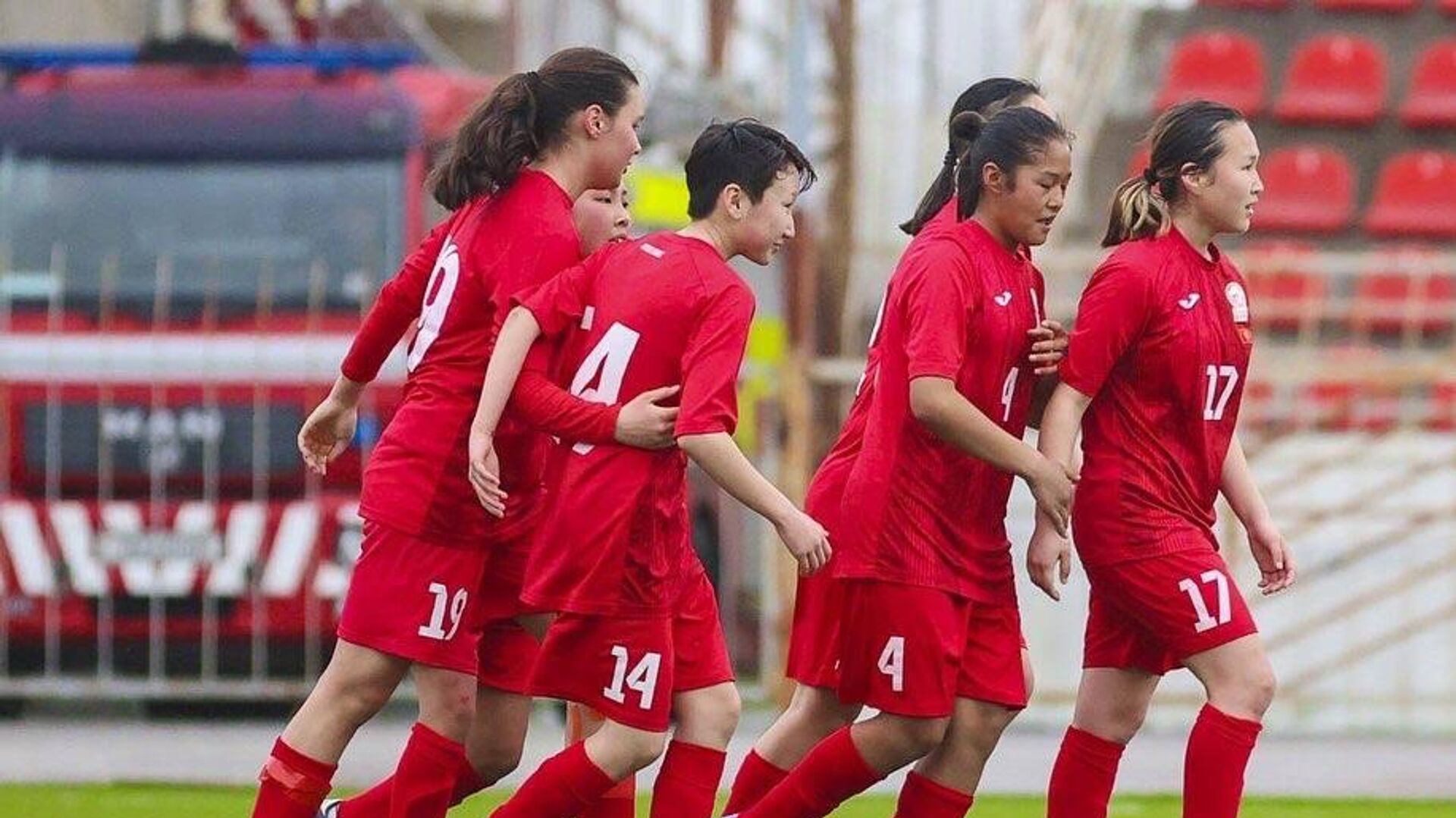 Женская сборная Кыргызстана по футболу (младше 17 лет) во время матча с командой Таджикистана на CAFA U-17 Womens Championship - Sputnik Кыргызстан, 1920, 13.03.2023