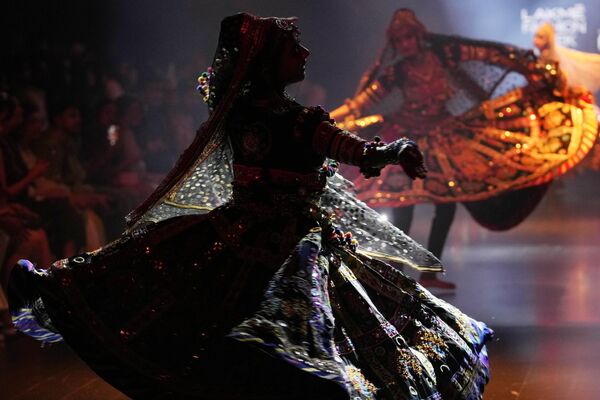 Танцовщицы на показе - Sputnik Кыргызстан